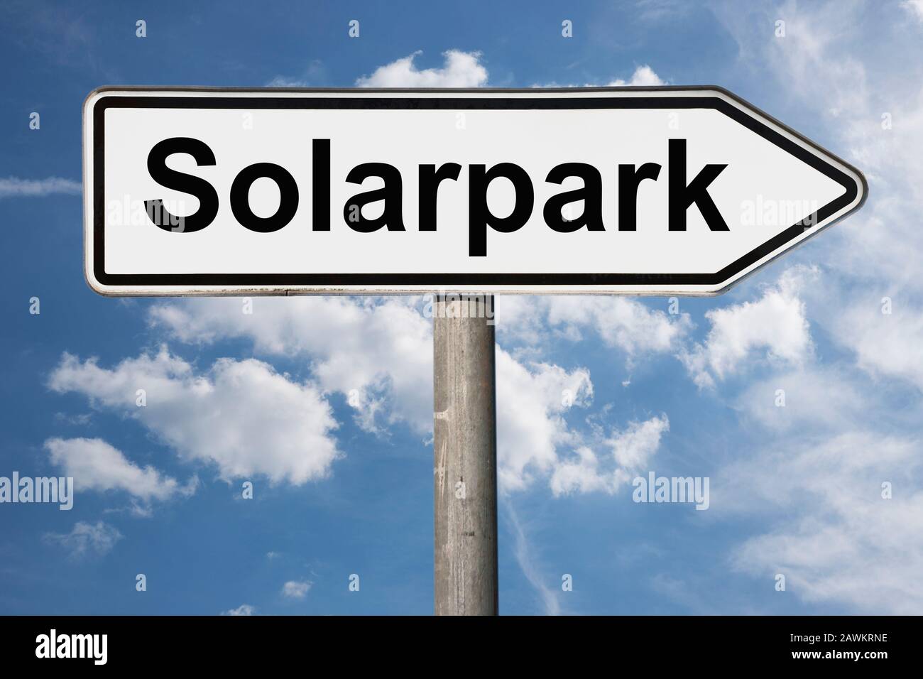 Foto de detalle de un cartel con la inscripción Solarpark (parque solar) Foto de stock
