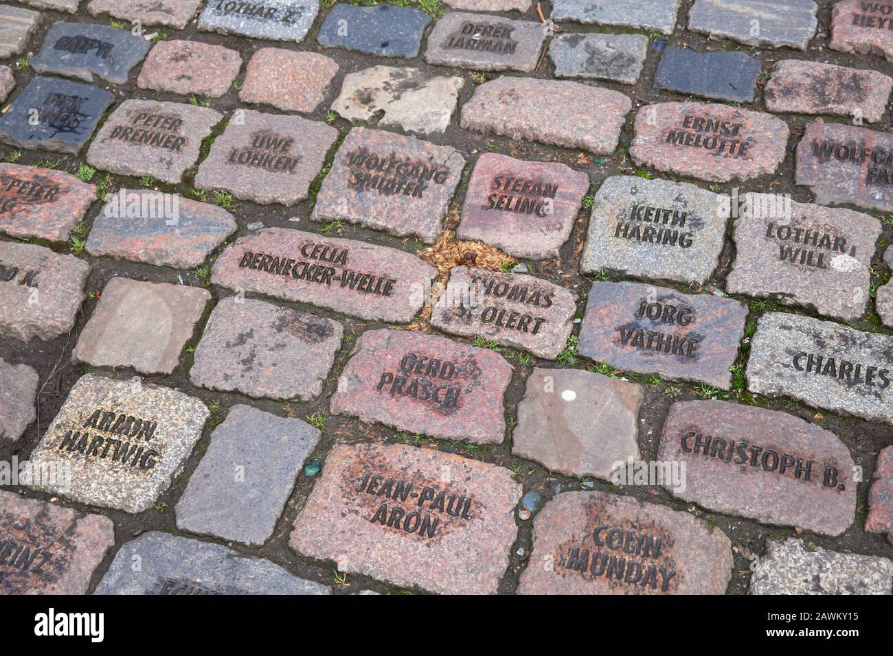 La instalación "Kaltes Eck" por el artista Tom Fecht. Conmemora a personas que han muerto por las consecuencias Del Sida, Markmannsgasse, Colonia, Germ Foto de stock