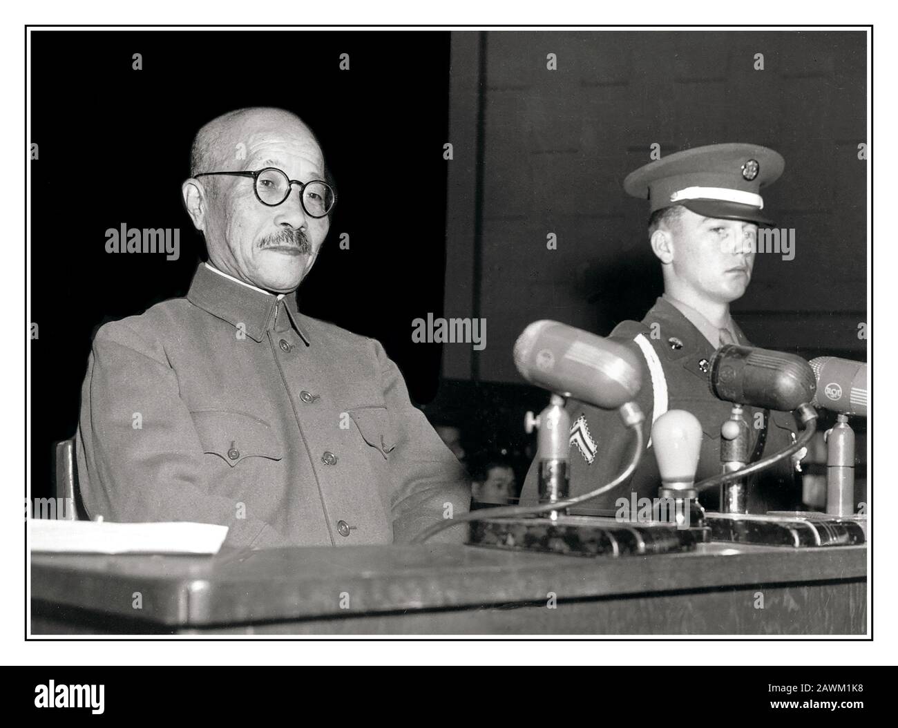 JUICIO DE LA CORTE DE JAPÓN CRÍMENES DE GUERRA JUICIOS DE TOJO Vintage post WW2 imagen del general Hideki Tojo tomando el estrado por primera vez durante los Juicios de Tokio de la Segunda Guerra Mundial en Japón el 26 de diciembre de 1947. Posteriormente Tojo fue declarado culpable de crímenes de guerra indescriptiblemente brutales y atroces, cometidos directamente bajo su mando y fue ejecutado en 1948 Foto de stock