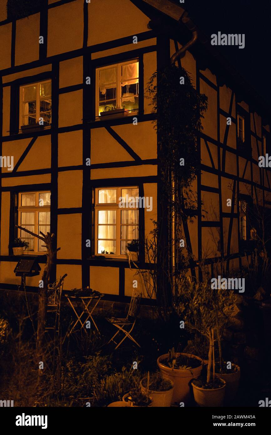 El casco antiguo y las casas se encuentran en WESTERHOLT ALTES DORF, EN HERTEN, ALEMANIA, por la noche Foto de stock