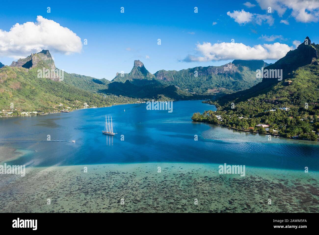 Vista Aérea De Cook'S Bay, Moorea, Polinesia Francesa Foto de stock