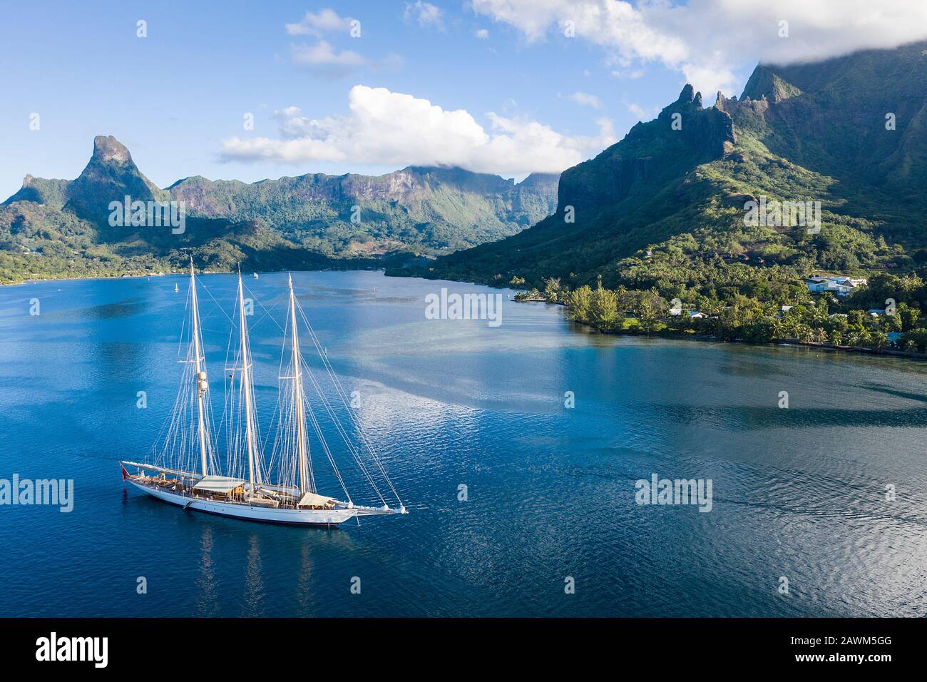 Velero En La Bahía De Cook, Moorea, Polinesia Francesa Foto de stock
