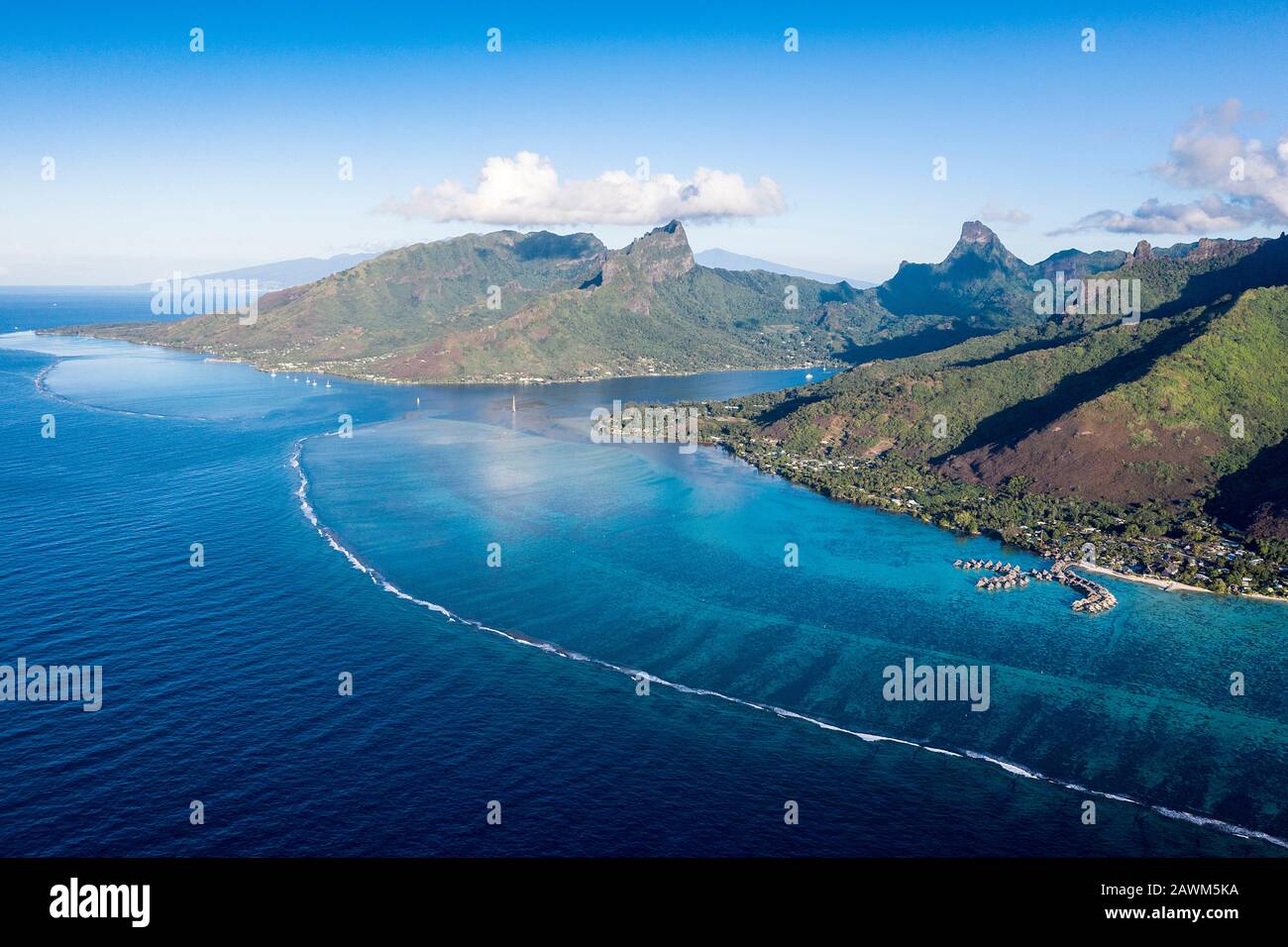 Vista Aérea De Cook'S Bay, Moorea, Polinesia Francesa Foto de stock