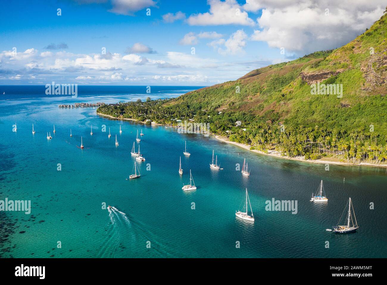 Vista Aérea De La Bahía De Opunohu, Moorea, Polinesia Francesa Foto de stock