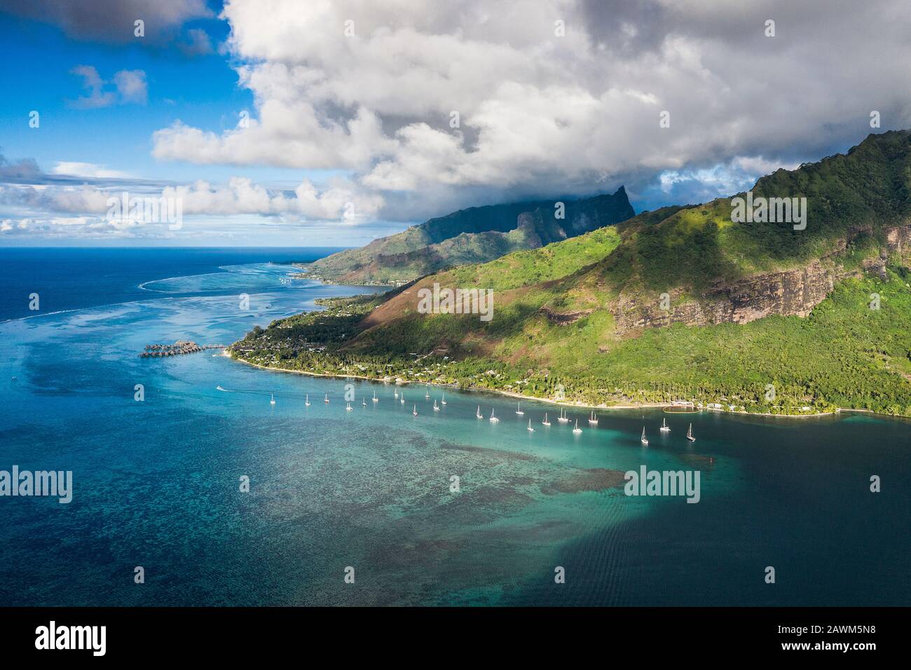 Vista Aérea De La Bahía De Opunohu, Moorea, Polinesia Francesa Foto de stock