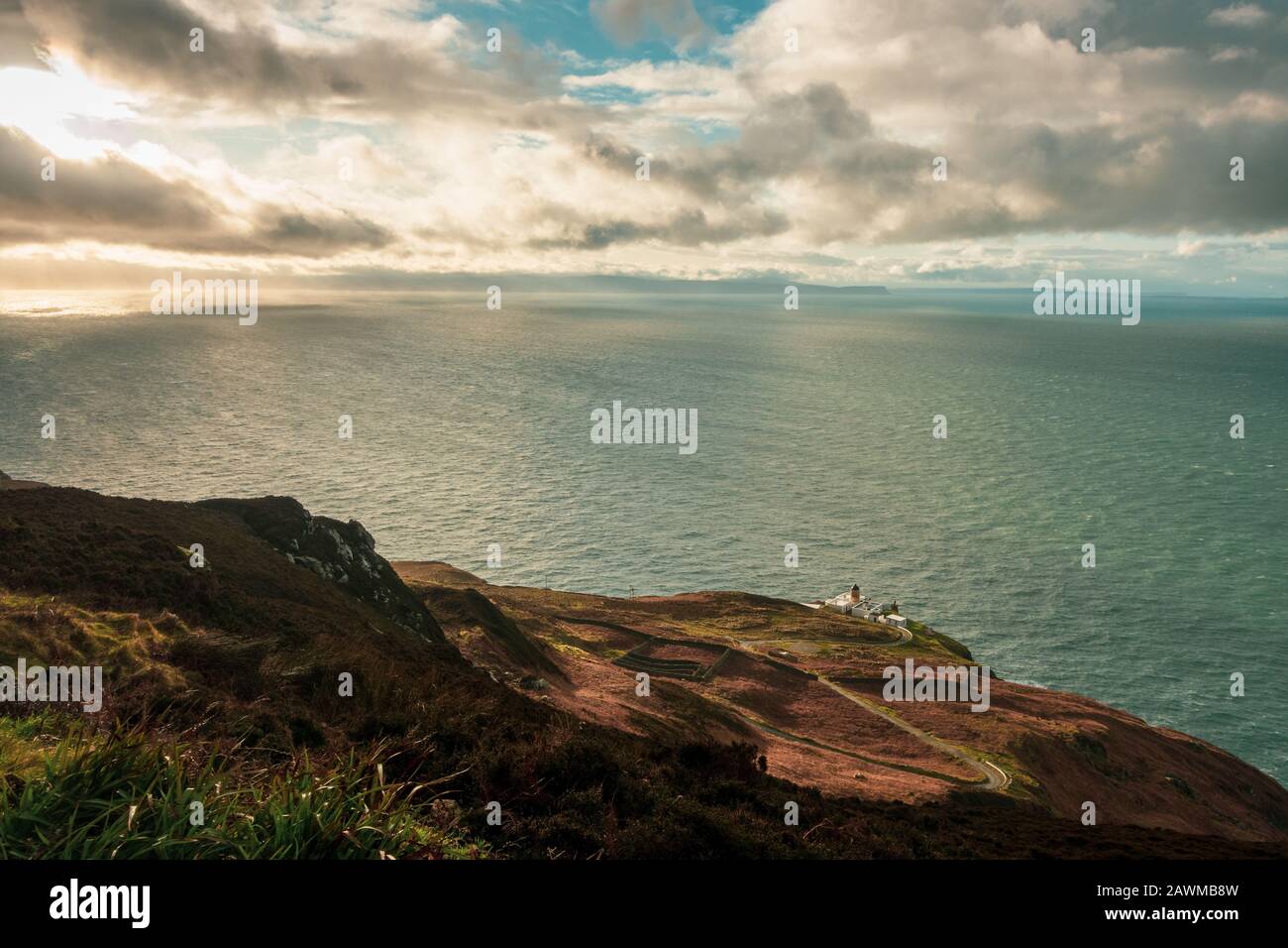 Vistas desde el Mull of Kintyre a Irlanda del Norte y la isla Rathlin en condiciones climáticas dramáticas en invierno, Escocia, Reino Unido Foto de stock