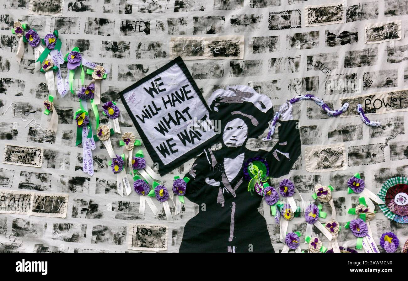 la marcha masiva Marca 100 años de voto de mujeres, Londres Central, Reino Unido 10 de junio de 2018. Juntos, mujeres del Reino Unido marcharon por las calles para crear una obra de arte viviente, produciendo un mar de verde, blanco y violeta, los colores del movimiento sufragáneo. Foto de stock