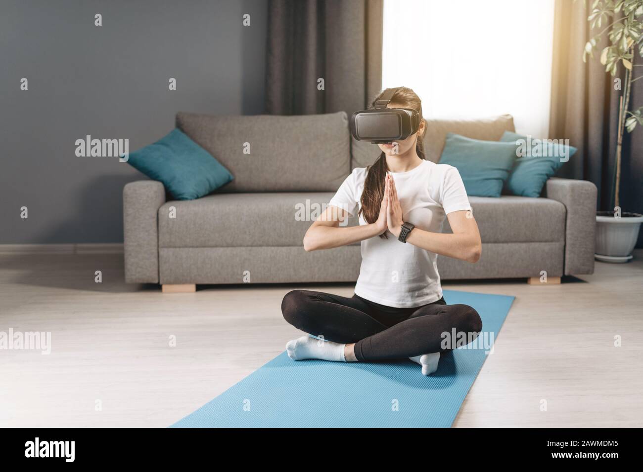 Virtual Reality Headset Es Útil Para Meditar En La Pose de Lotus Foto de stock