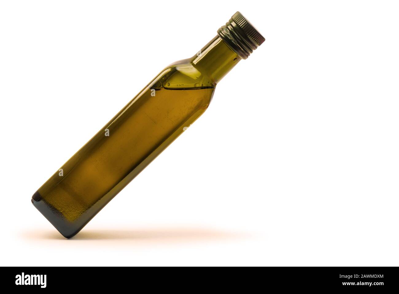 La botella de cristal de aceite de oliva aislado en un fondo blanco con trazado de recorte. Plantilla (mock up) para el diseño de productos. Foto de stock