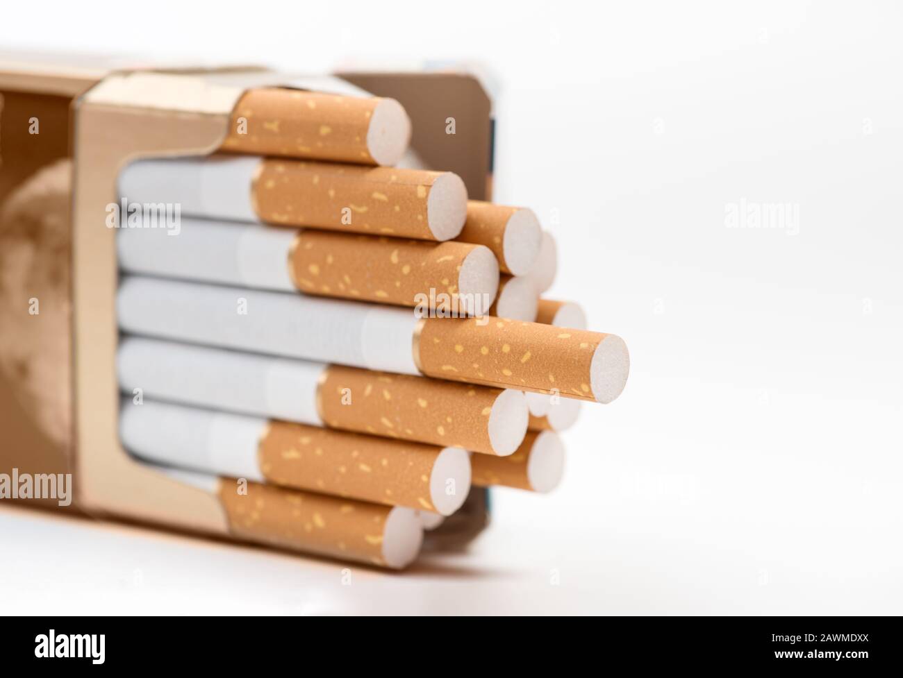 Paquete de cigarrillos abierto en blanco Foto de stock