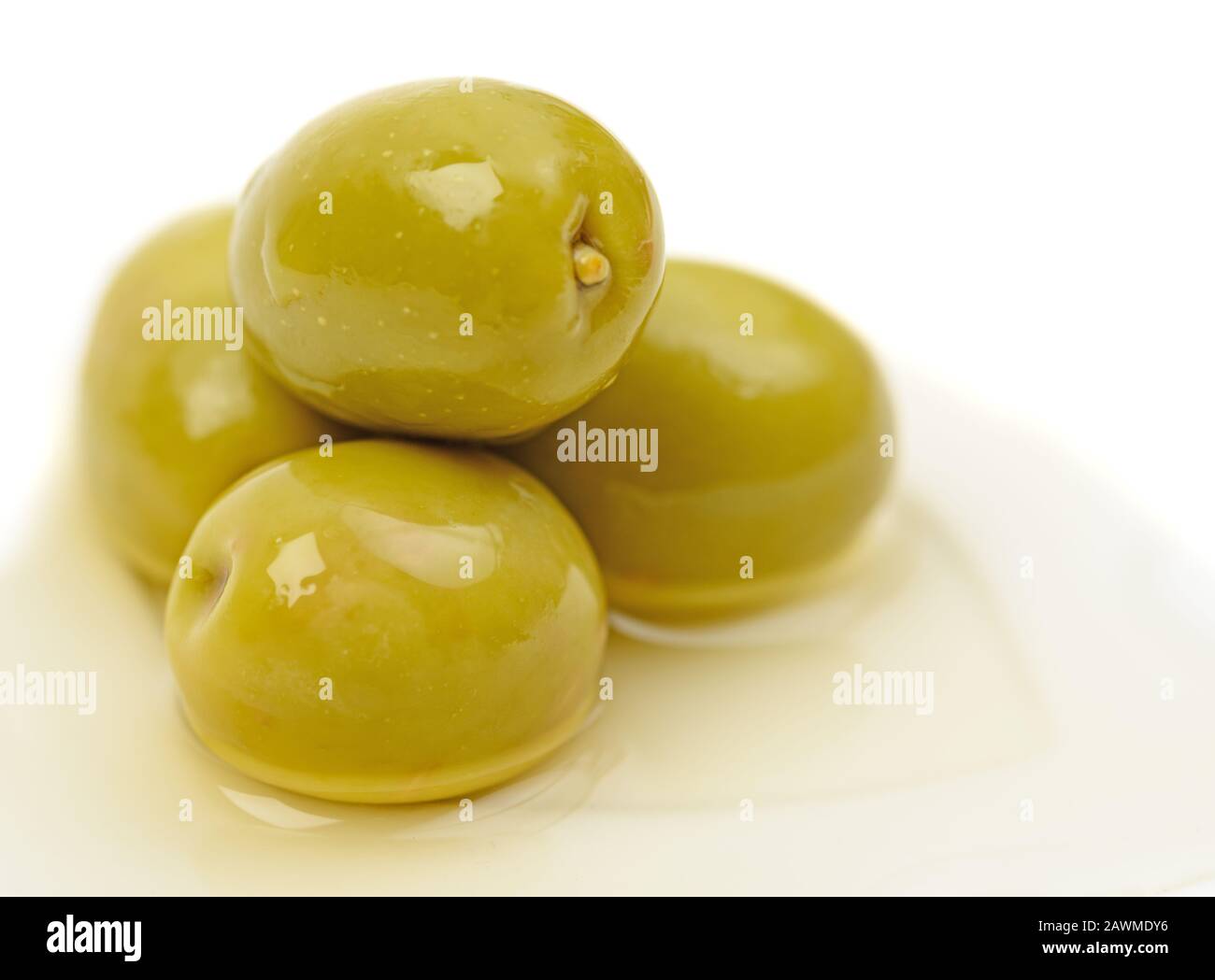 Aceitunas macro con aceite de oliva Foto de stock