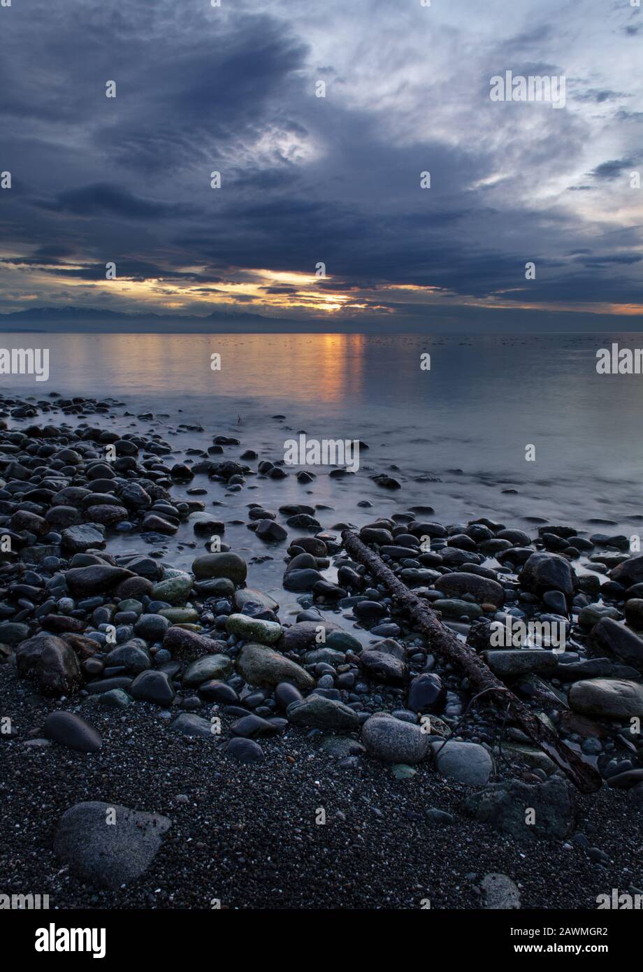 Puesta de sol - Estrecho de Juan de Fuca. Puesta de sol sobre el Estrecho de Juan de Fuca en la costa oeste de la isla Whidbey en el Parque Estatal Fort Ebey en Washington. Para Foto de stock