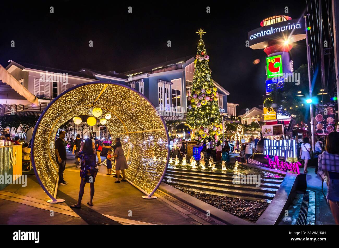 PATTAYA, TAILANDIA – DEC. 21, 2018: Los turistas que disfrutan de la decoración colorida luz, árbol de Navidad y festival de Navidad en la calle de Pattaya, Foto de stock