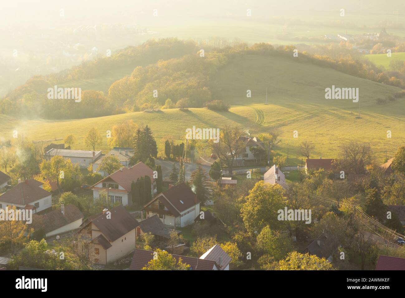 pueblo rural europeo en la puesta de sol suave luz. vista aérea Foto de stock