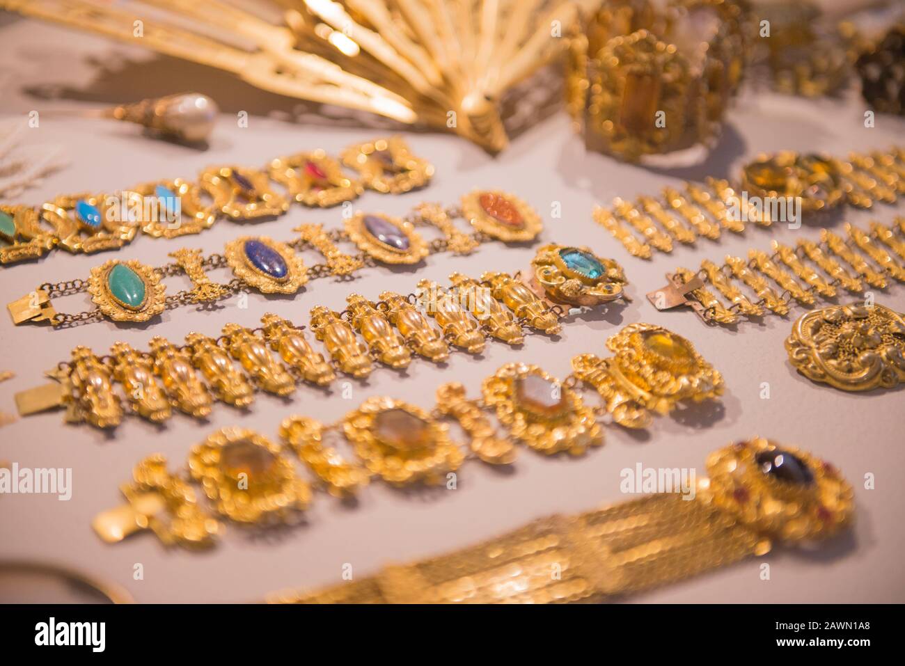impactante golf Aplastar Joyas de oro de lujo - pulseras de oro brillante y ventiladores de mano.  Variedad de joyas antiguas hermosas de la familia real en exhibición en la  tienda. Regalo Caro Fotografía de