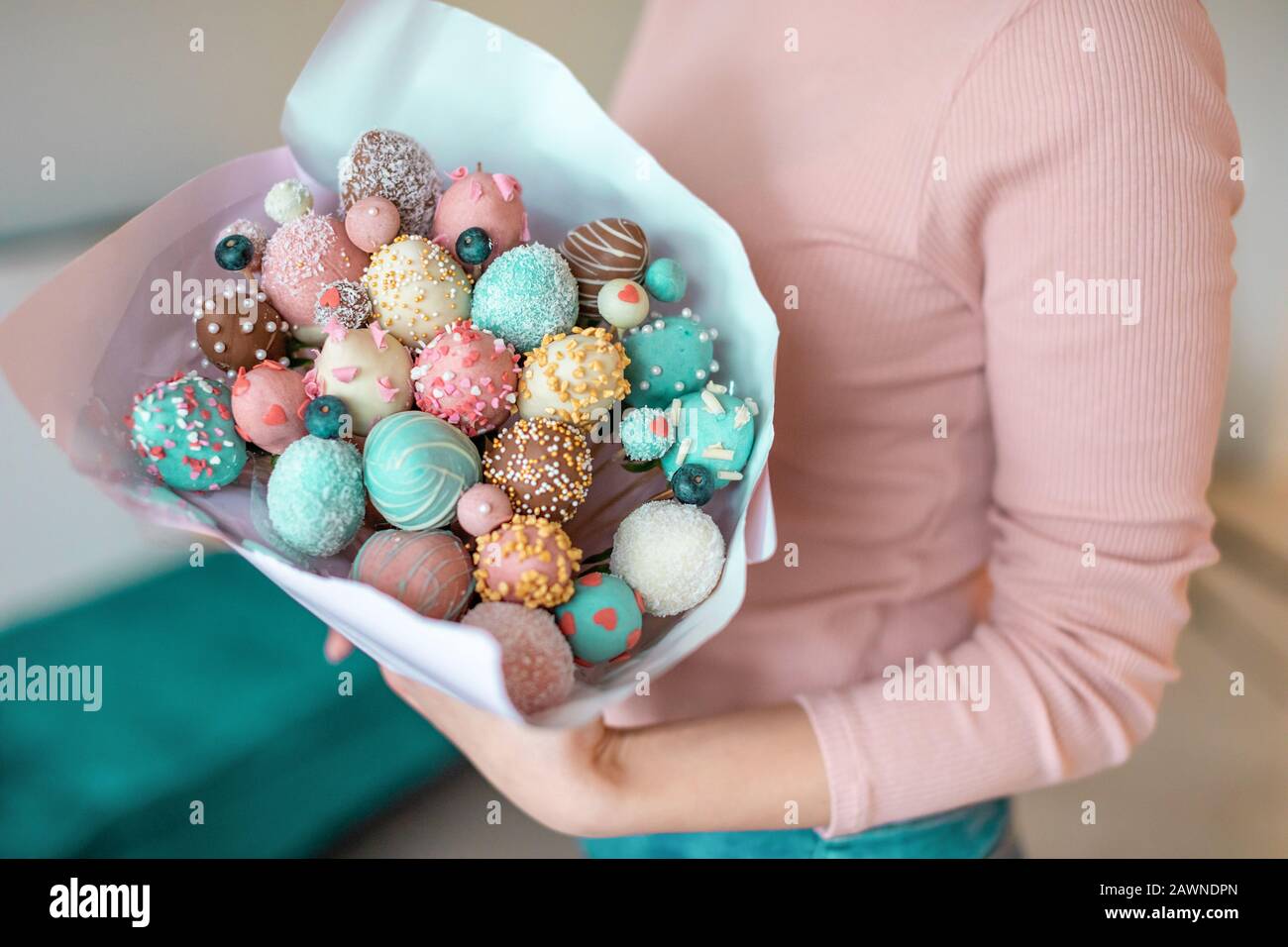 Un ramo de fresas cubiertas de chocolate en manos de mujer Fotografía de  stock - Alamy