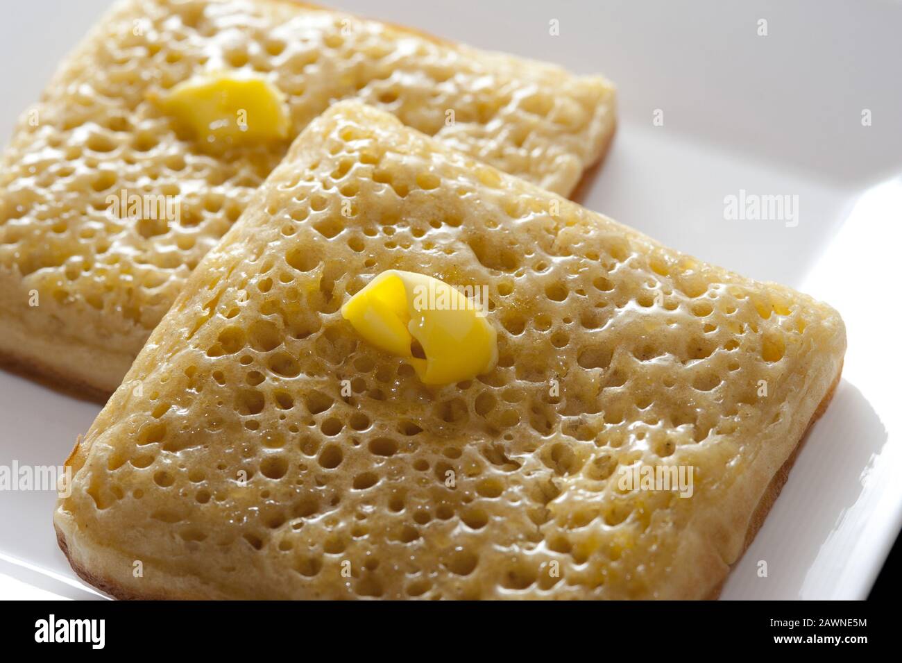 Se sirven migetes cuadrados frescos tostados calientes con muñecas de  mantequilla derretida en un plato cuadrado para el desayuno de la mañana  Fotografía de stock - Alamy