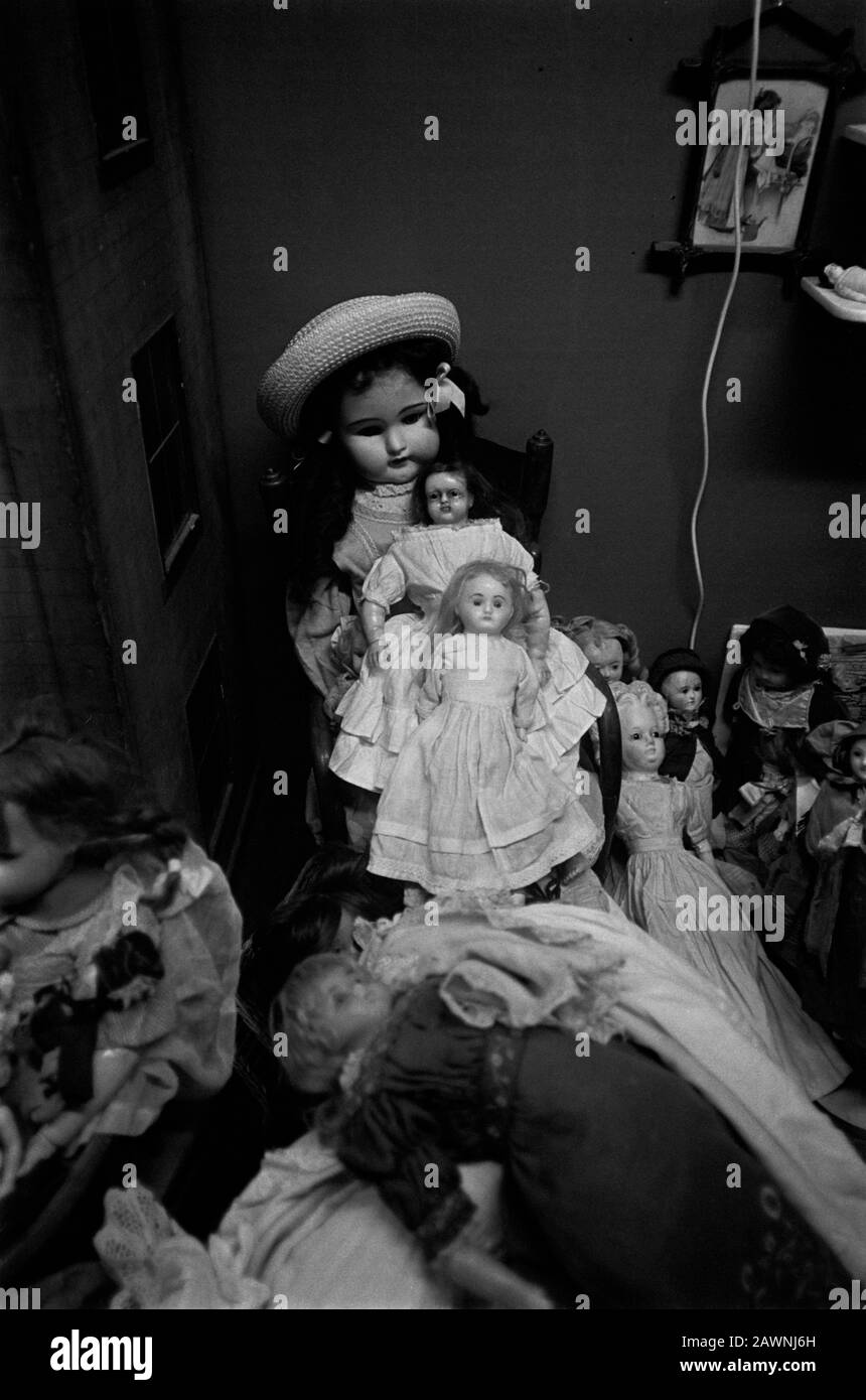 Una colección de muñecas algo aterradora en una tienda en el New Caledonian Market, Londres nov. 1969 Foto de stock