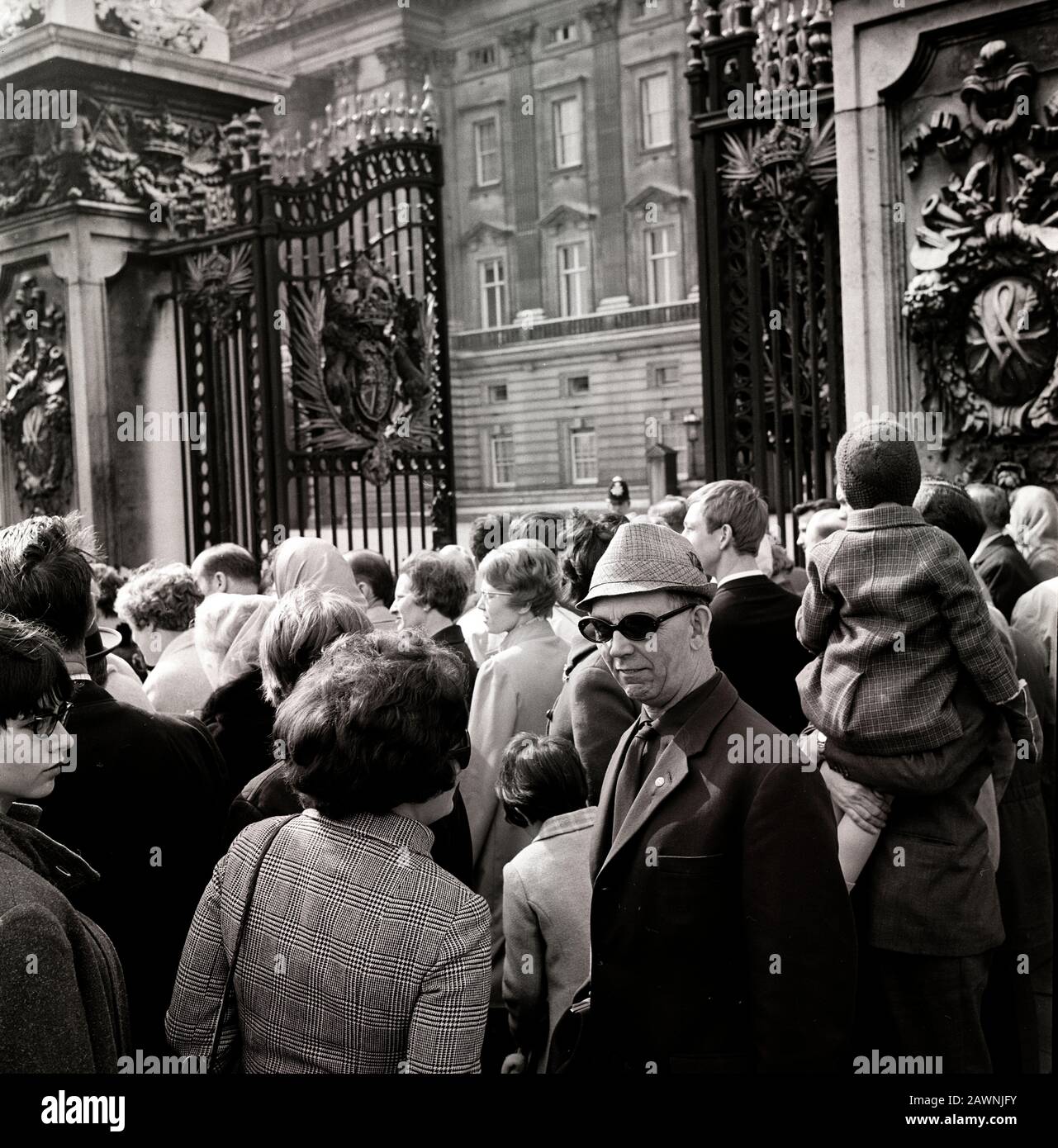 Multitud fuera del Palacio de Buckingham un domingo, esperando a ver El Cambio de los guardias Foto de stock