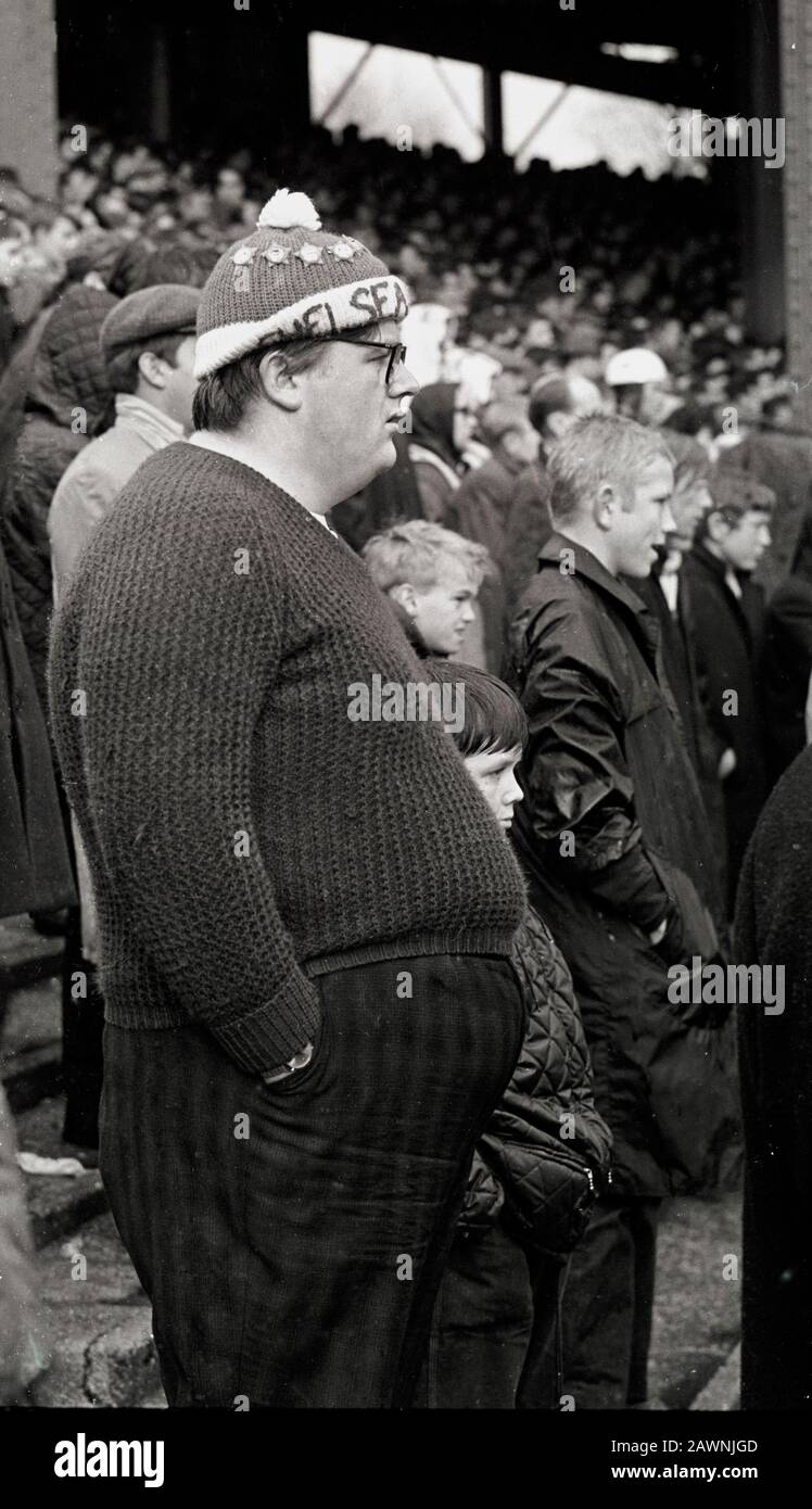 El futbolista del Chelsea se encuentra en el estadio Stamford Bridge en 1967 Foto de stock