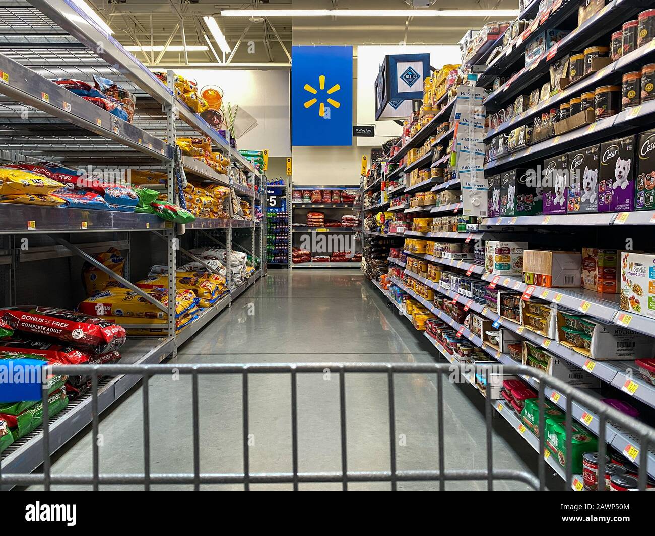 Orlando, FL/USA-2/6/20: El pasillo del alimento del perro de una vista del carro en un supermercado Walmart listo para que los dueños del animal doméstico compren para sus animales domésticos Foto de stock