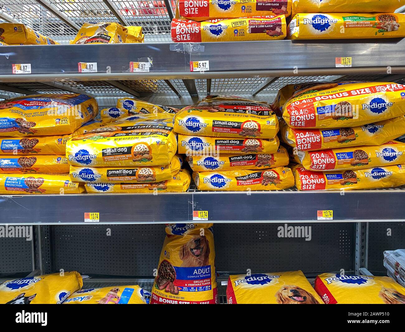 Orlando, FL/USA-2/6/20: Una exhibición de comida para perros pedigrí en una  tienda Walmart Superstore lista para que los dueños de mascotas compren sus  mascotas Fotografía de stock - Alamy