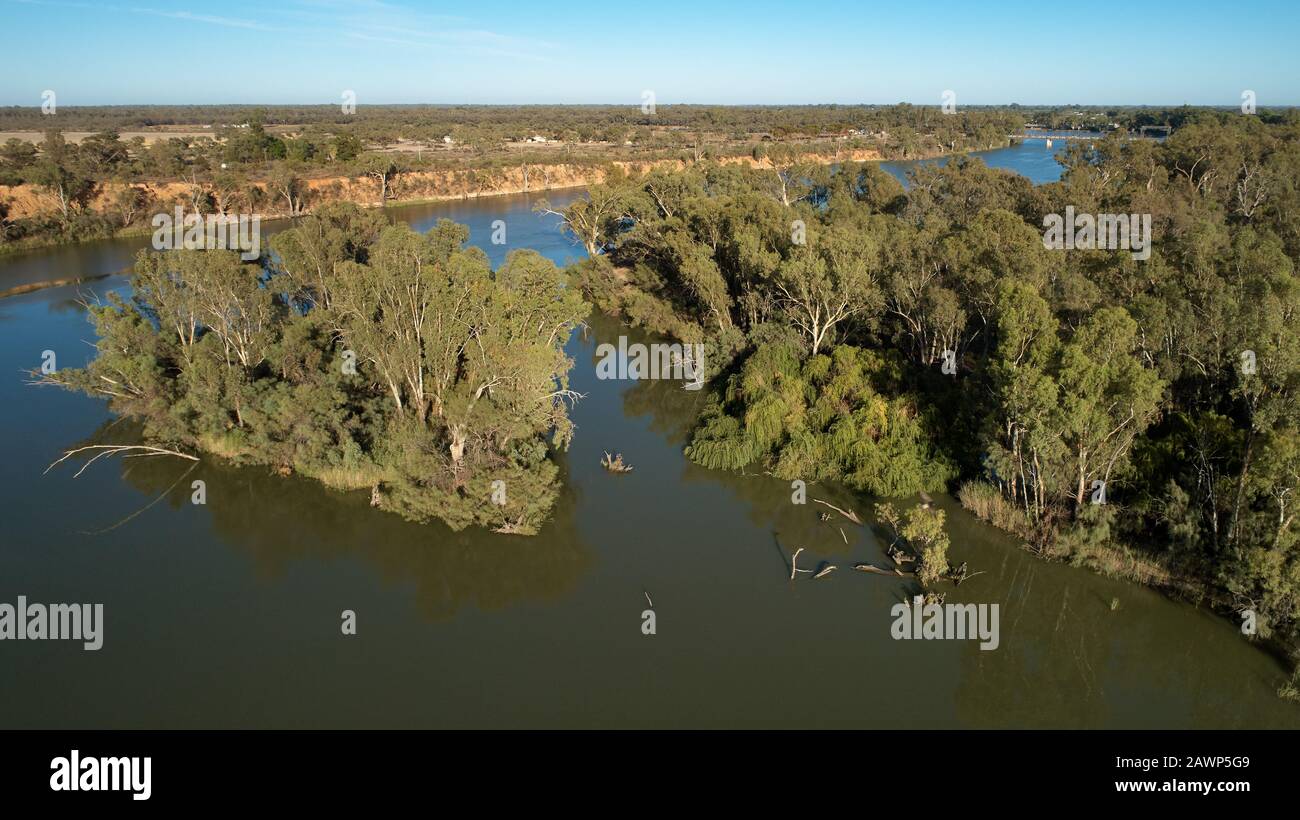 Antena de baja altitud de la pequeña isla que se forma por la erosión en el río Murray cerca de la pequeña ciudad de Curlwaa. Foto de stock