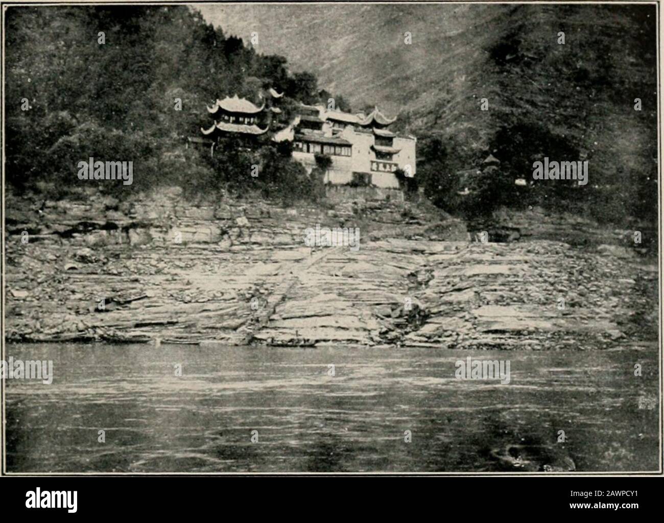 El gran río ; la historia de un viaje en el Yangtze Kiang . ntion de un  millón de maneras de esquivar las regu-lations, y el cultivo de la  flameante, contar-talepoppy detrás