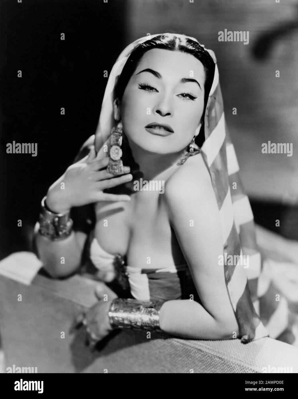 1952 CA , USA el cantante pop y operático peruano más célebre YMA