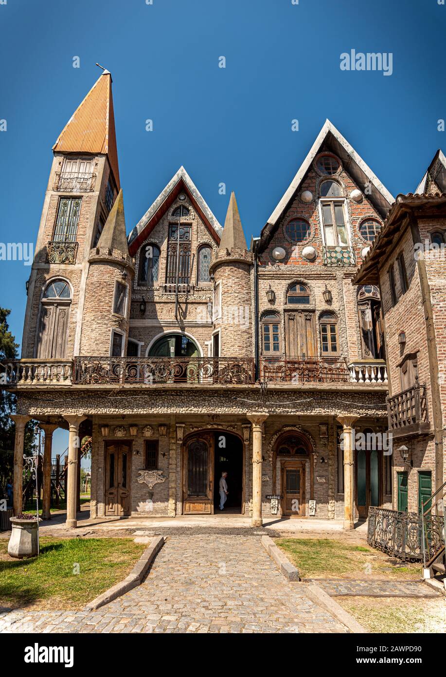 Gonzalez CATAN, ARGENTINA, 28 DE SEPTIEMBRE de 2019: Edificio abandonado en la impresionante ciudad medieval de Campanopolis. Foto de stock
