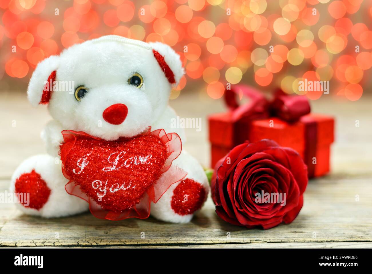 Rojo Amor De Texto En Osito De Peluche Para El Día De San Valentín Con El  Corazón Blanco En Piso De Madera Fotos, retratos, imágenes y fotografía de  archivo libres de derecho.