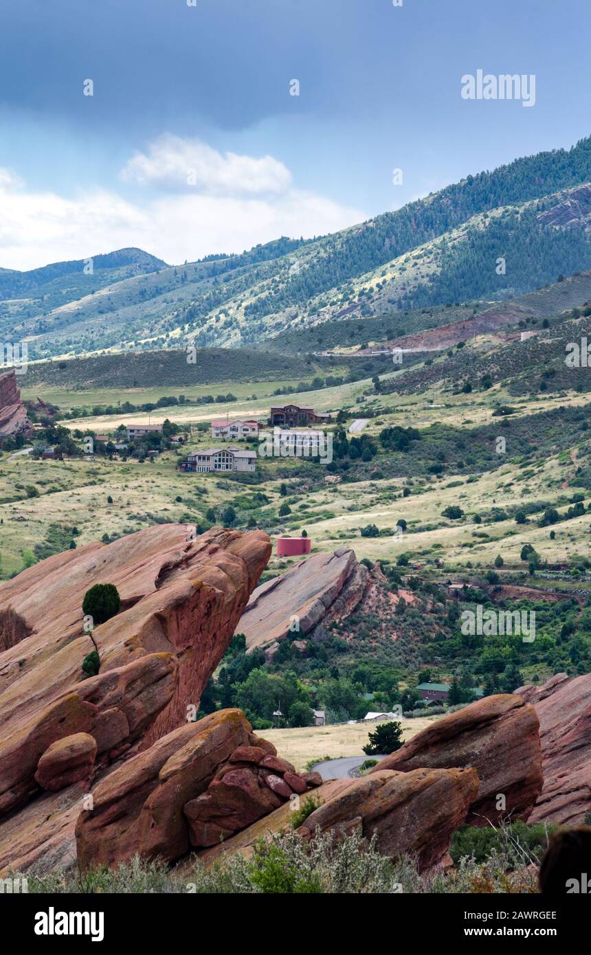 Las casas residenciales están salpicadas a lo largo de un valle en Morrison Colorado, cerca del famoso parque de rocas rojas en los Estados Unidos Foto de stock