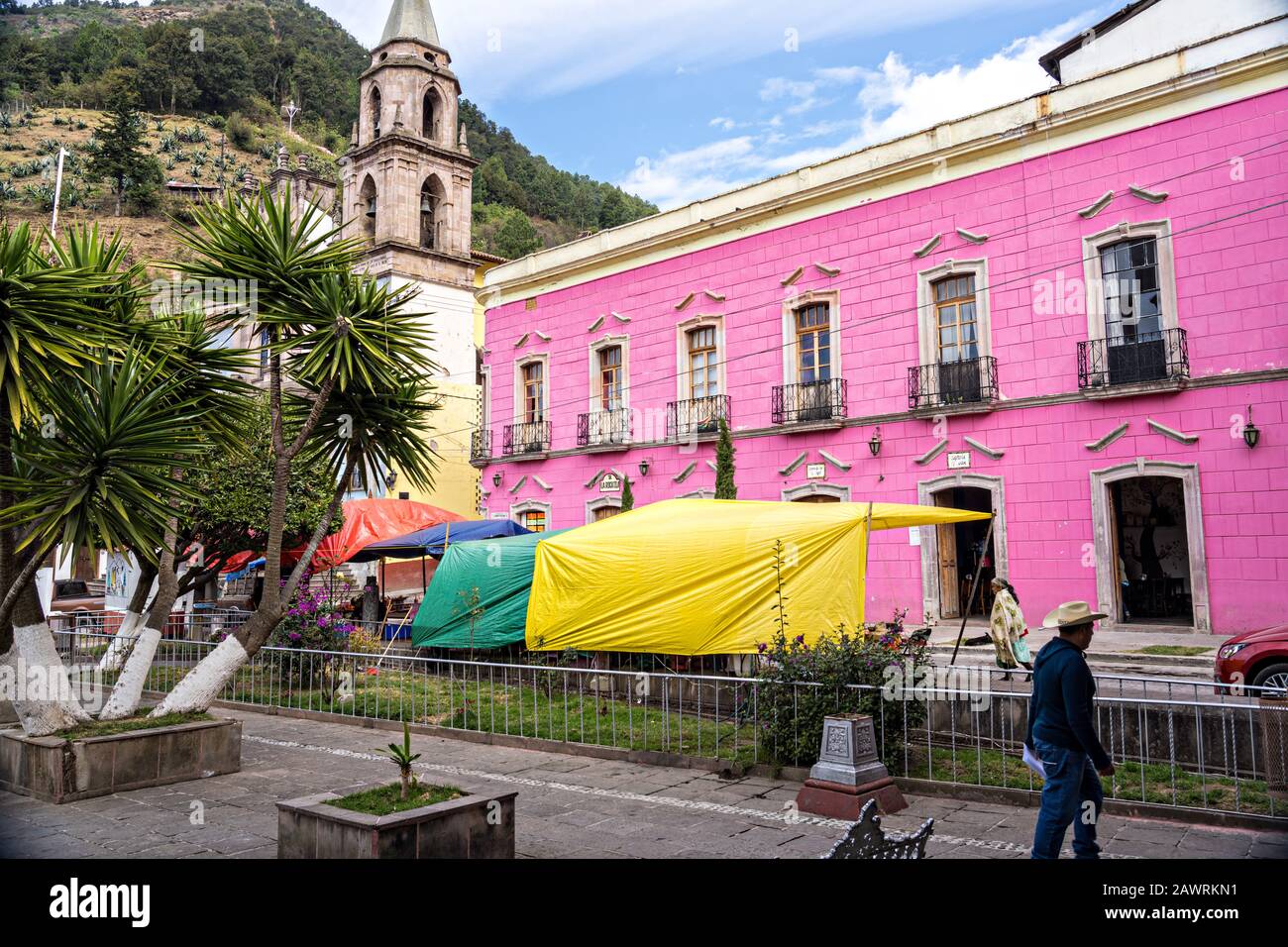 la parroquia de san simon apostol y el hotel jardin rosa en la plaza de la constitucion en angangueo michoacan mexico angangueo es un pequeno y remoto pueblo de montana y el punto de entrada al santuario de mariposas monarca sierra chincua 2awrkn1