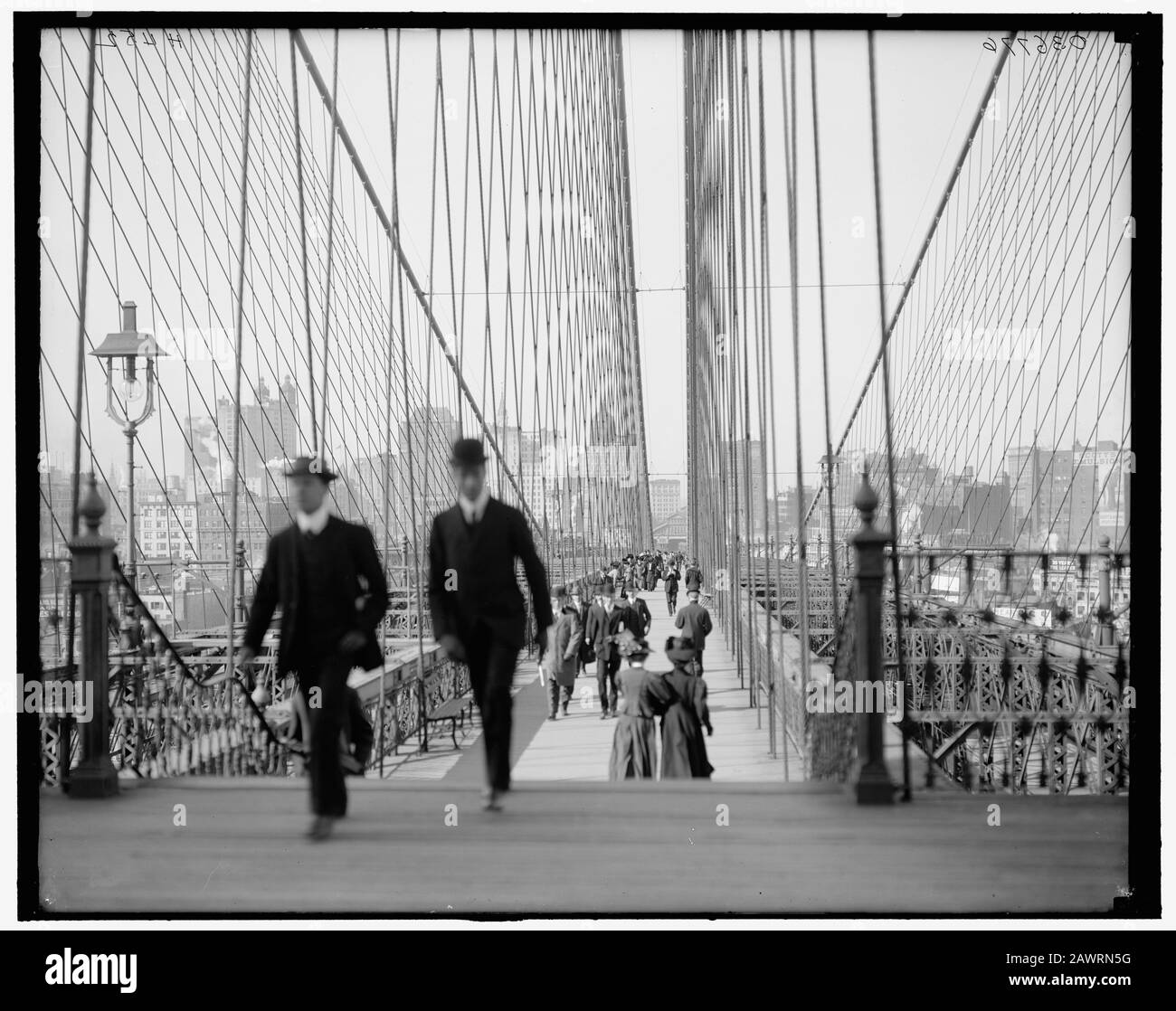 1903, NUEVA YORK , EE.UU. : En el paseo marítimo . El gran puente colgante del río este, abrió el día 24 de mayo de 1883 -- conectando las ciudades de Nueva York an Foto de stock