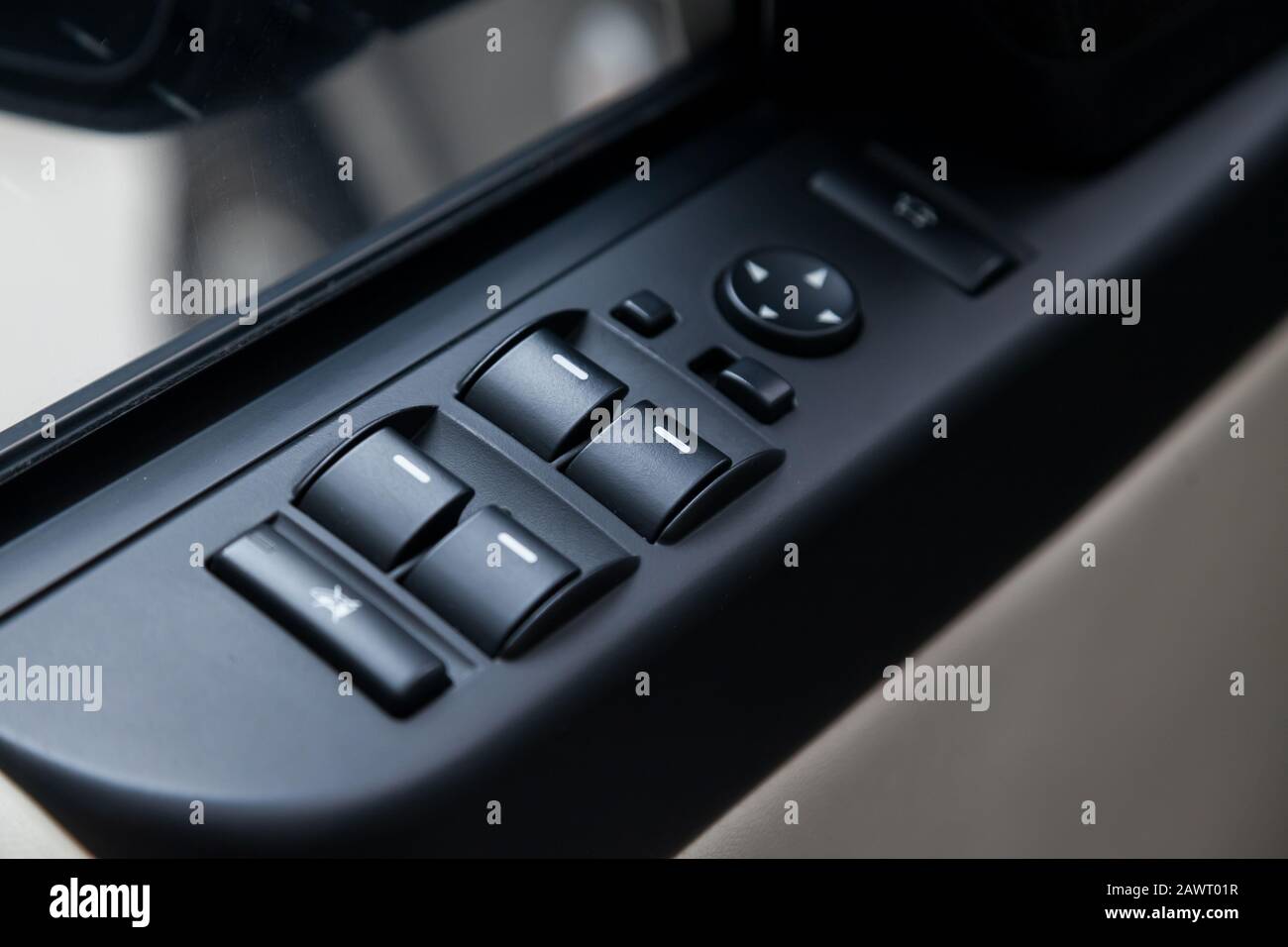 Los botones de control para abrir y cerrar ventanas de puertas y controles  eléctricos y ajustes de cerraduras en la puerta en negro con tapizado de  plástico Fotografía de stock - Alamy