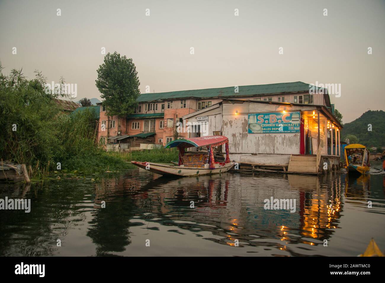 Mercado flotante por la tarde, lago Dal, Srinagar, Cachemira, India Foto de stock