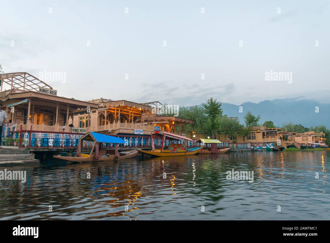 Casas de botes y mercado flotante, Lago Dal, Srinagar, Cachemira, India Foto de stock