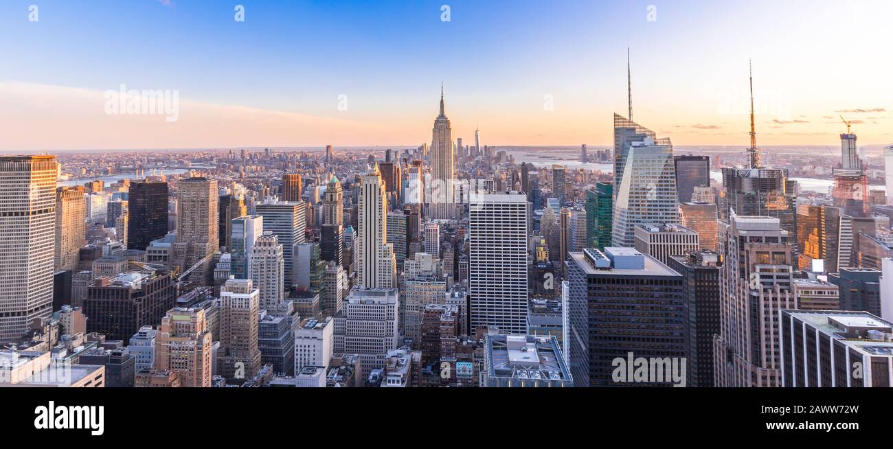 Foto panorámica del horizonte de la ciudad de Nueva York en el centro de Manhattan con Empire State Building y rascacielos al atardecer en EE.UU Foto de stock