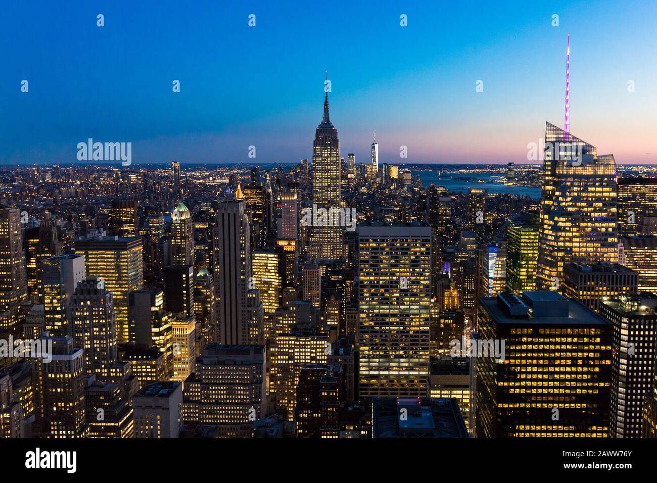 Skyline de la ciudad de Nueva York en el centro de Manhattan con Empire State Building y rascacielos por la noche en los EE.UU. Foto de stock
