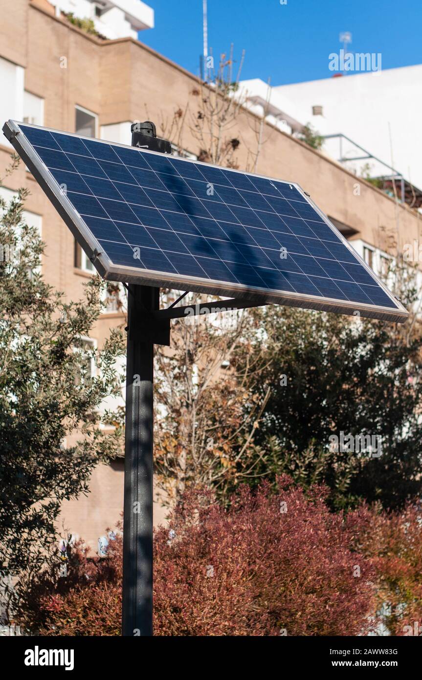 Paneles solares instalados en el parque de la ciudad Foto de stock