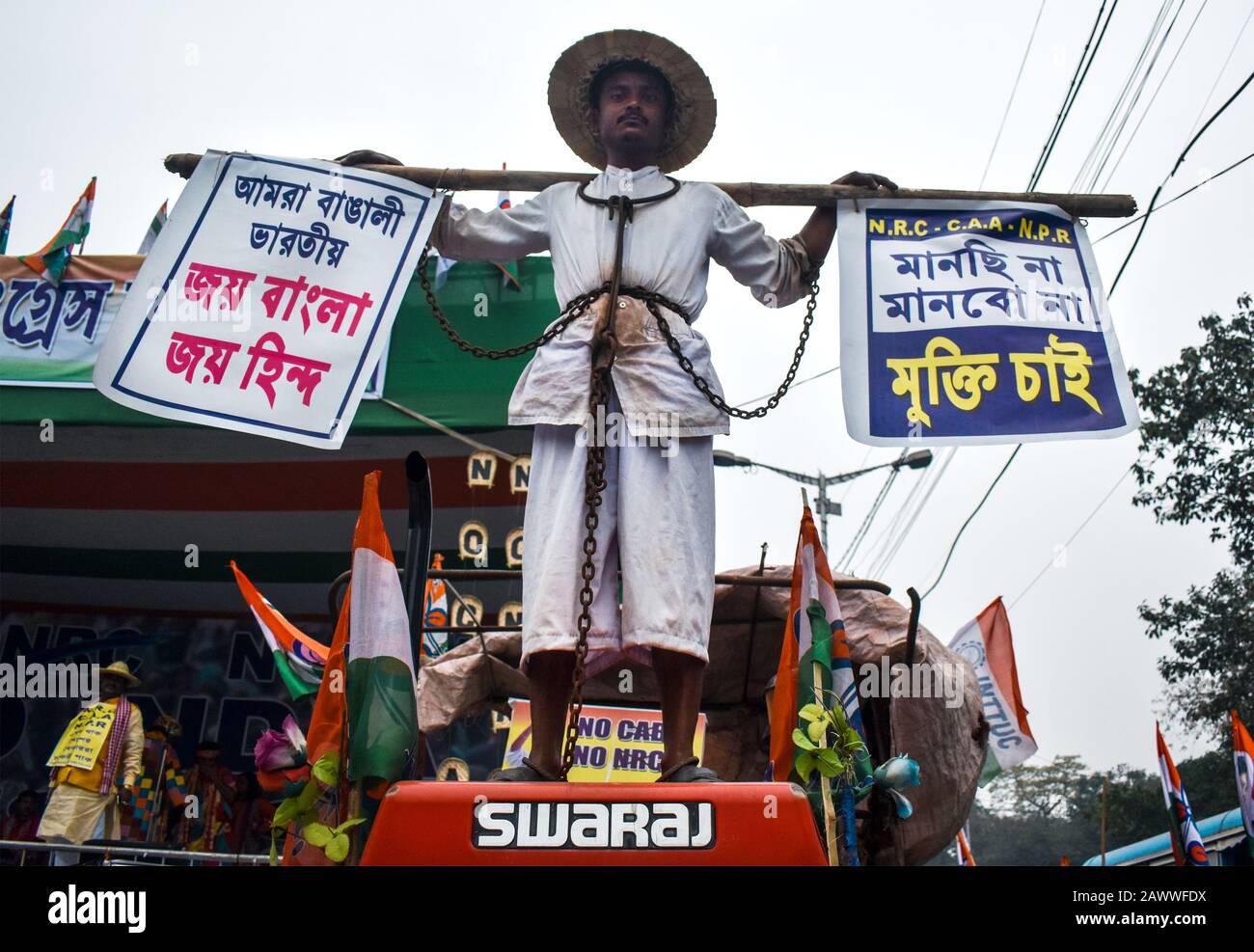 Un manifestante que lleva una cadena asiste a una protesta contra una nueva ley de ciudadanía, en Kolkata, India. Foto de stock