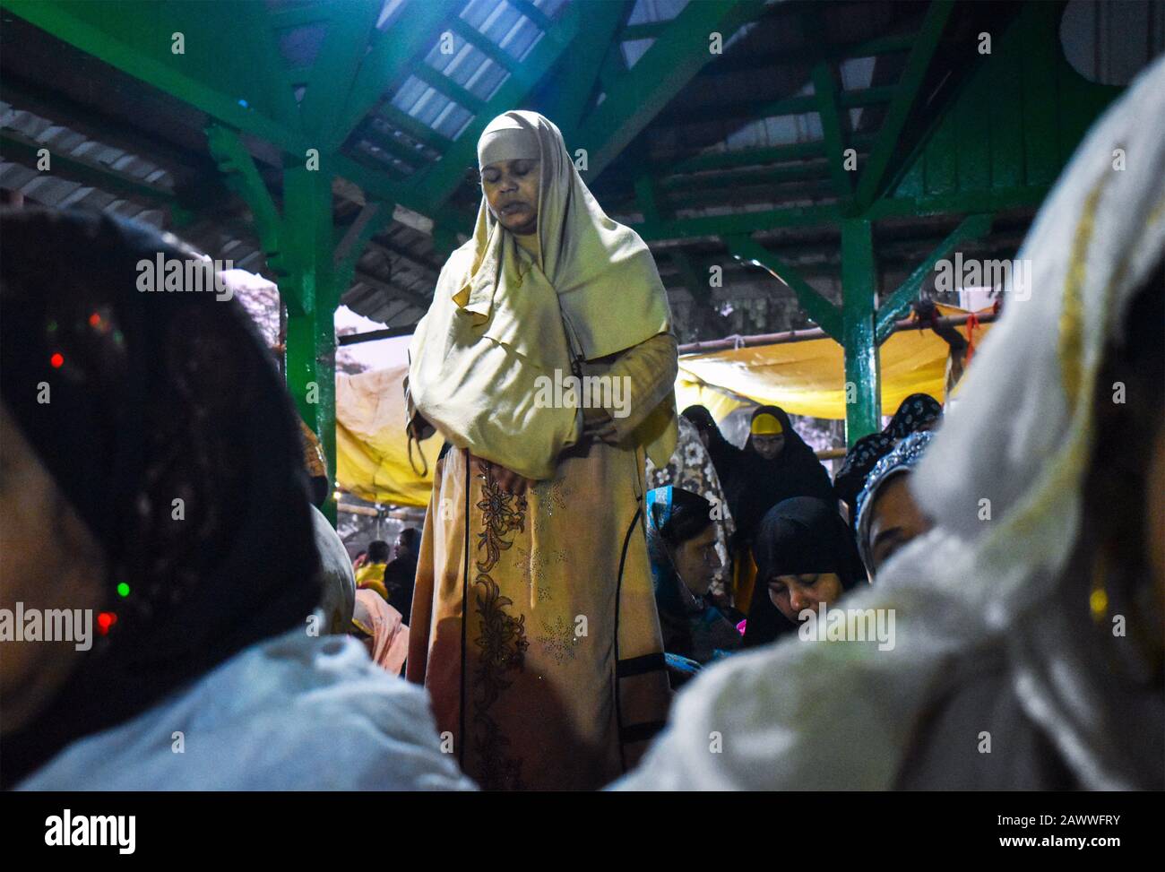 Una mujer está realizando su namaz (oración musulmana) en un programa de protesta contra la NRC y CAA en Kolkata, India. Foto de stock
