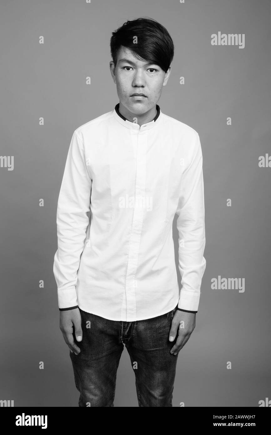 Joven adolescente asiático que lleva ropa informal elegante Foto de stock