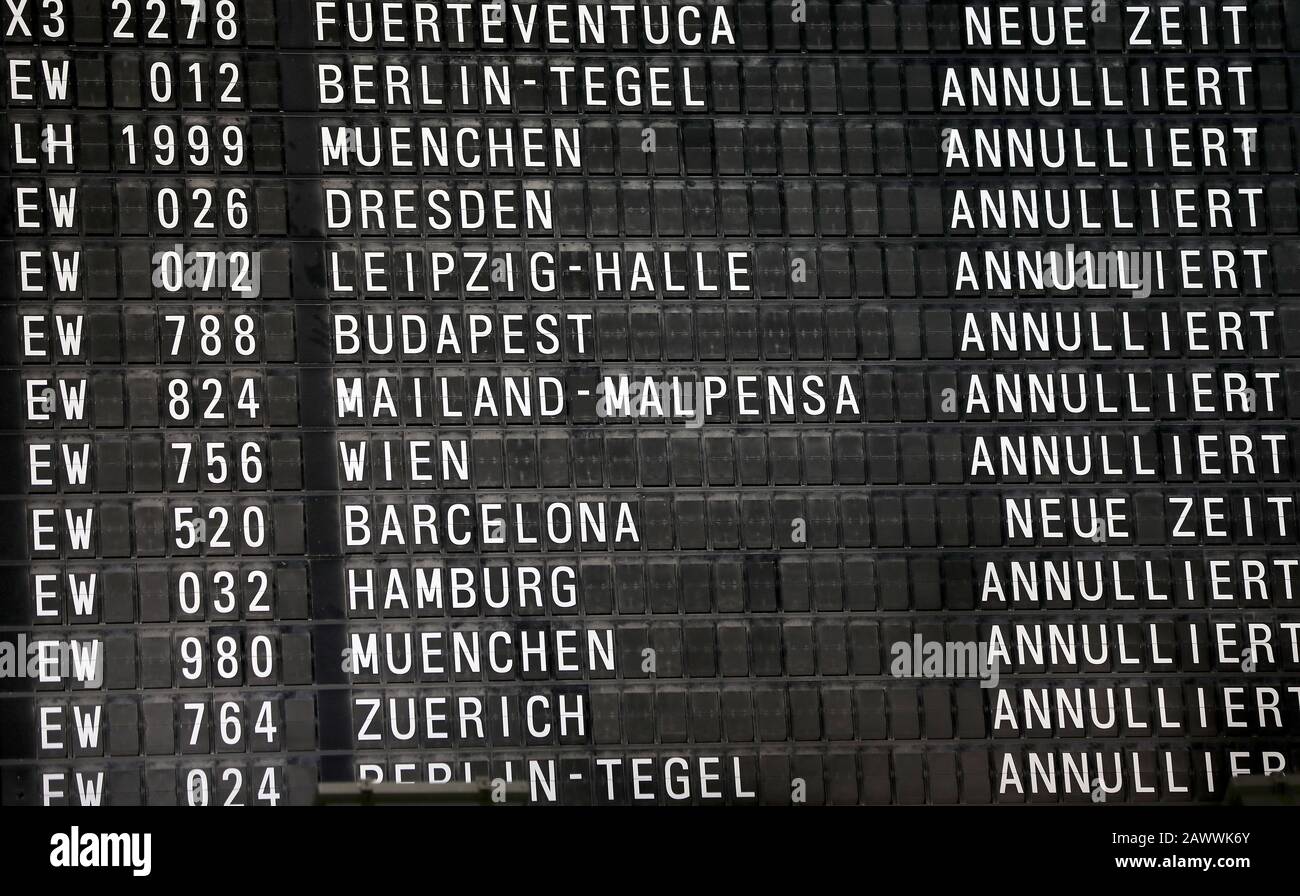 10 de febrero de 2020, Renania del Norte-Westfalia, Colonia: Los vuelos  cancelados se muestran en un tablón de anuncios en el aeropuerto de Colonia  Bonn. La depresión de la tormenta 'tabina' ha