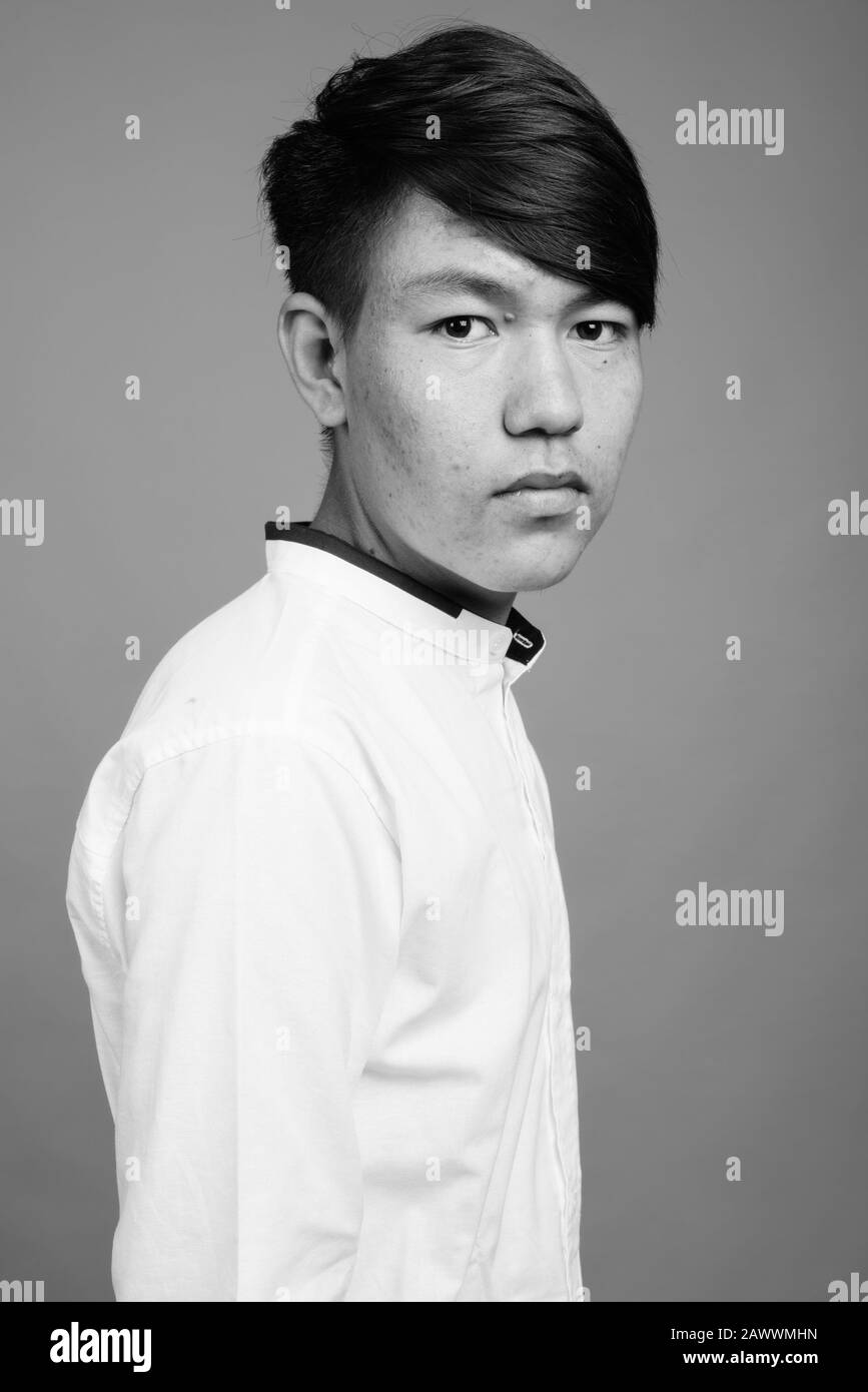 Joven adolescente asiático que lleva ropa informal elegante Foto de stock
