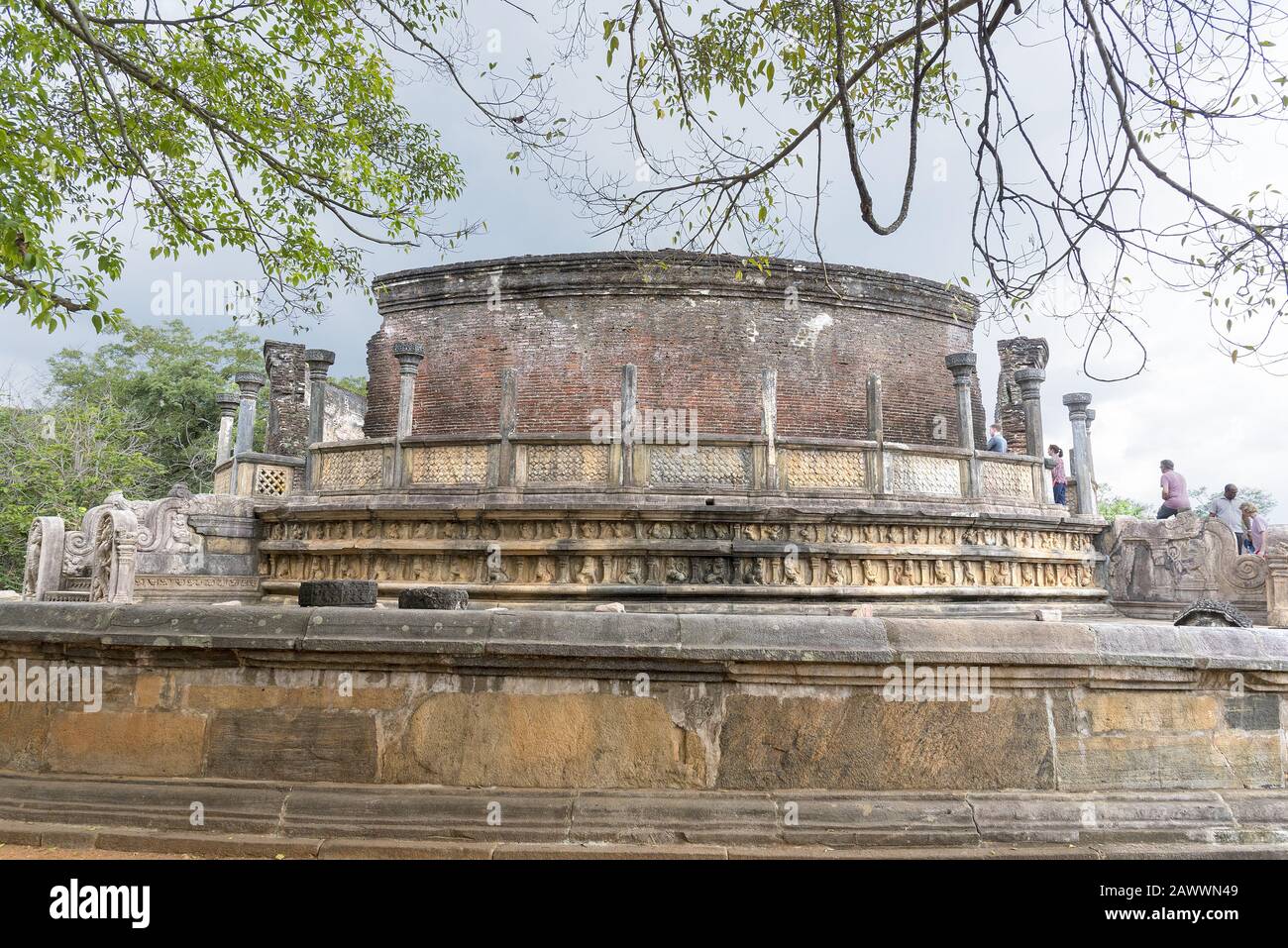 Polonnaruwa, Sri Lanka: 03/17/2019: Antigua ciudad de Polonnaruwa templo de los restos de los dientes de la antigua ciudad jardín patrimonio mundial lugar de la UNESCO. O Bien Foto de stock