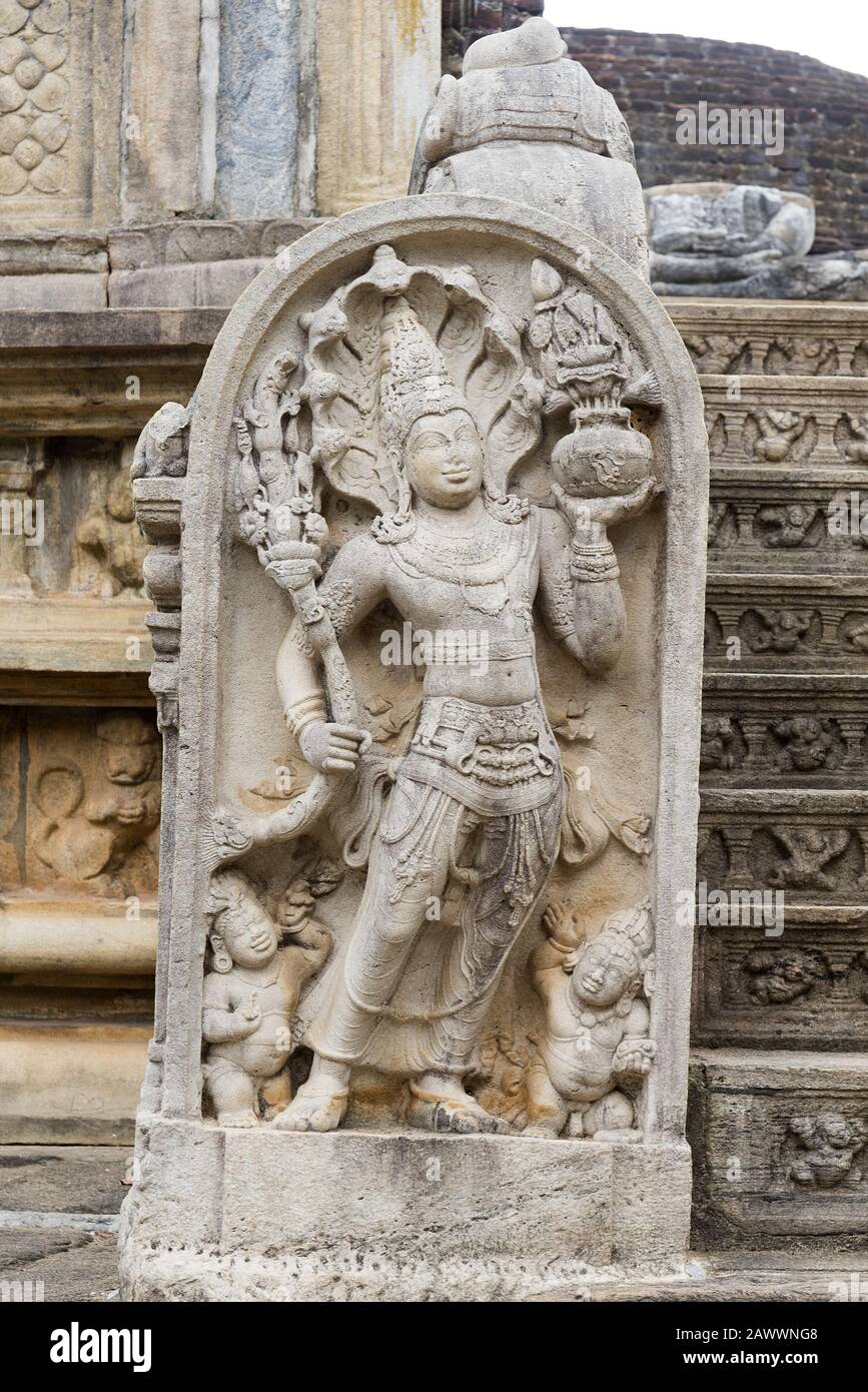 Polonnaruwa, Sri Lanka: 03/17/2019: Antigua ciudad de Polonnaruwa templo de la estatua del diente de Dios femenino. Un lugar declarado Patrimonio de la Humanidad por la UNESCO. Carv. Ornately Foto de stock