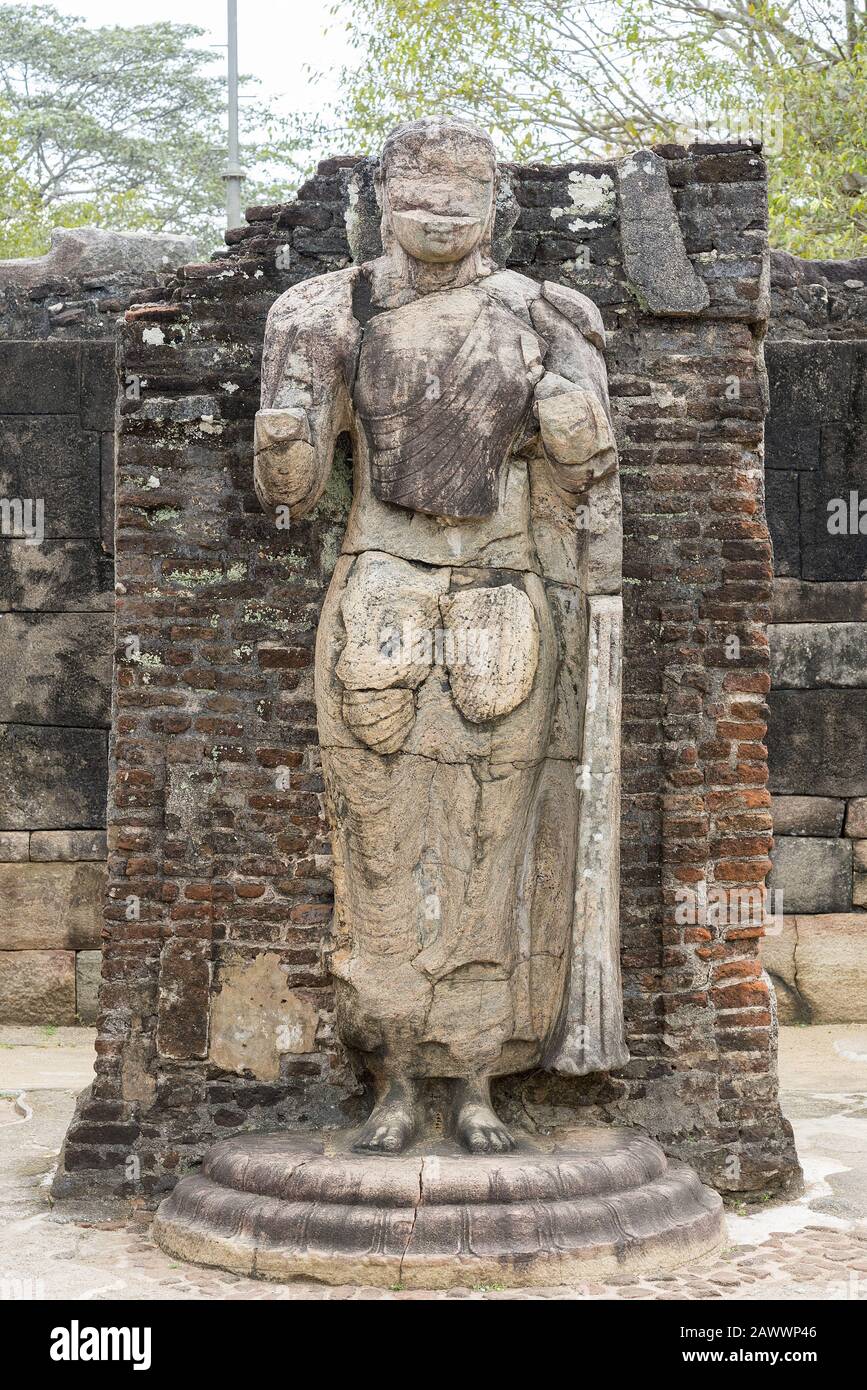 Polonnaruwa, Sri Lanka: 03/17/2019: Antigua ciudad de Polonnaruwa templo de los restos de los dientes de la antigua ciudad jardín patrimonio mundial lugar de la UNESCO. Foto de stock