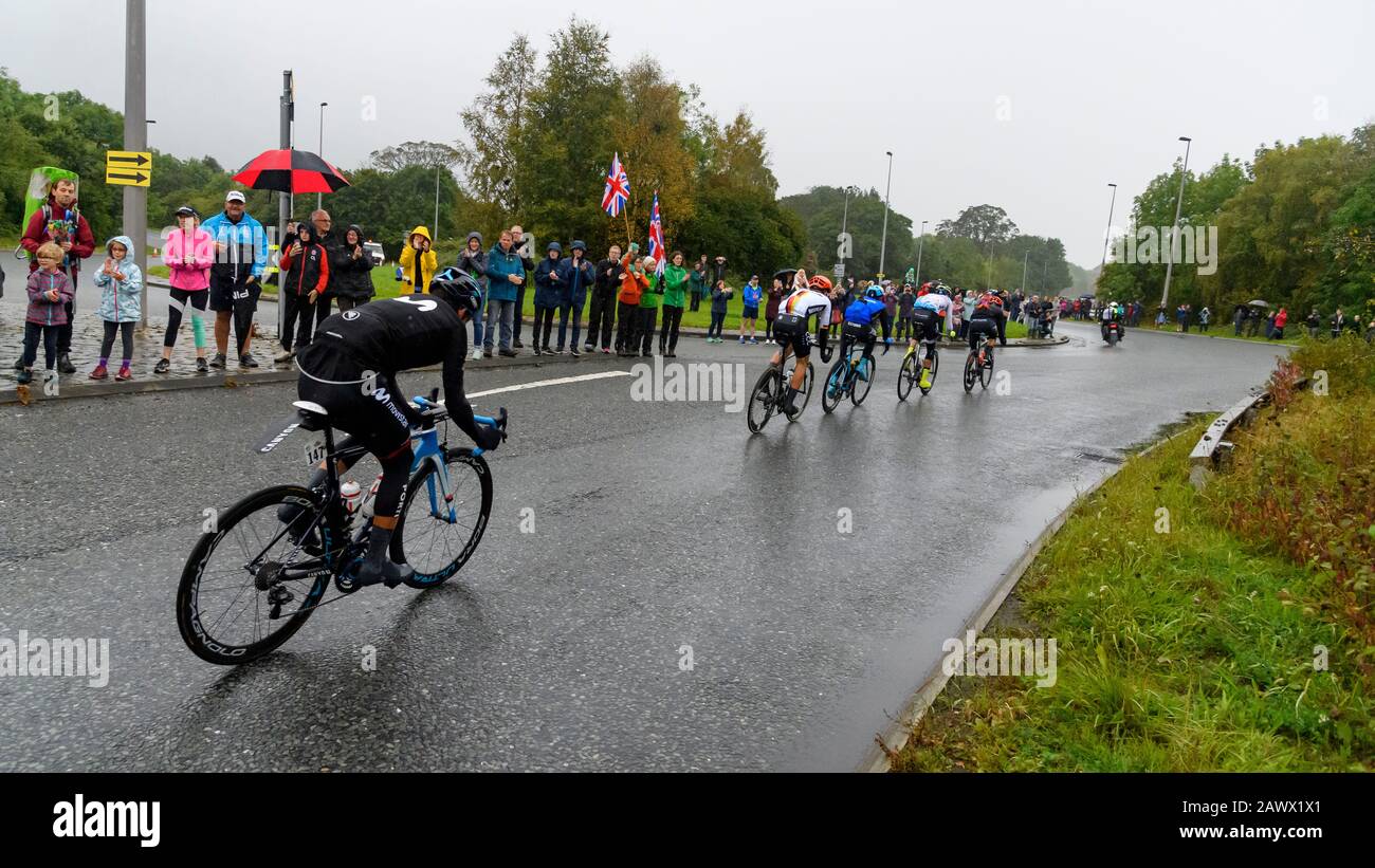 Carreras de bicicleta de carretera para hombres (ciclistas en bicicletas en pelotón) montar y competir en carrera vigilada por los seguidores en la lluvia - Campeonato Mundial UCI, Yorkshire, Reino Unido Foto de stock