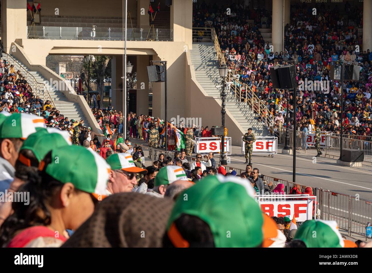 Amritsar, India - Febuary 8, 2020: Las mujeres indias se preparan para bailar en el desfile mientras la Fuerza de Seguridad Fronteriza India hila a la multitud para el Wagah Bo Foto de stock